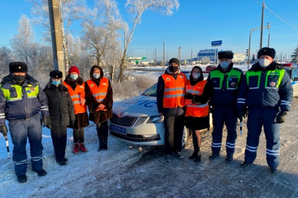 В Смоленской области сотрудники ГИБДД и общественники провели акцию «Внимание на дорогу!»