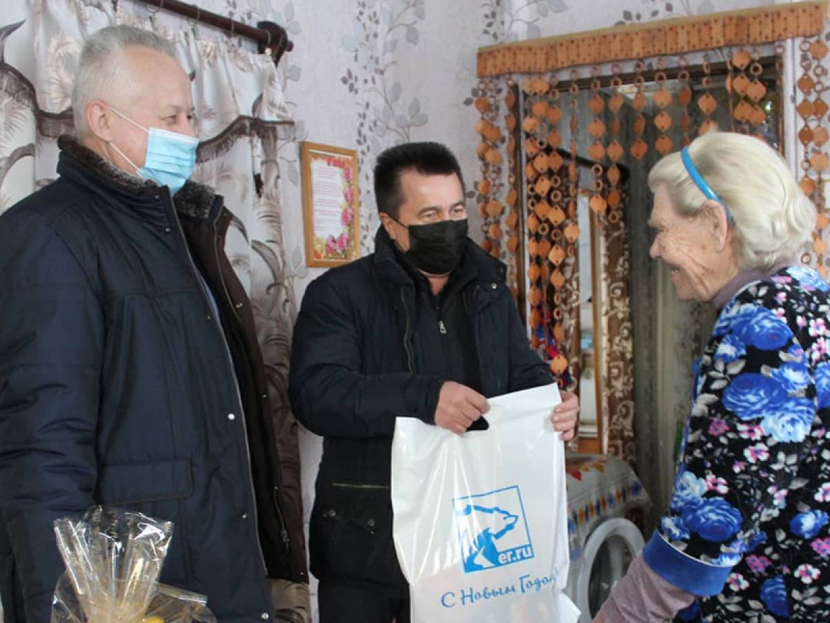 Депутаты Смоленской областной Думы поздравляют фронтовиков
