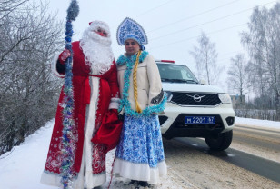 В Монастырщине госавтоинспекторы приняли участие в акции «Полицейский Дед Мороз»