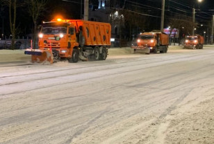 В Смоленске продолжается уборка улиц от снега
