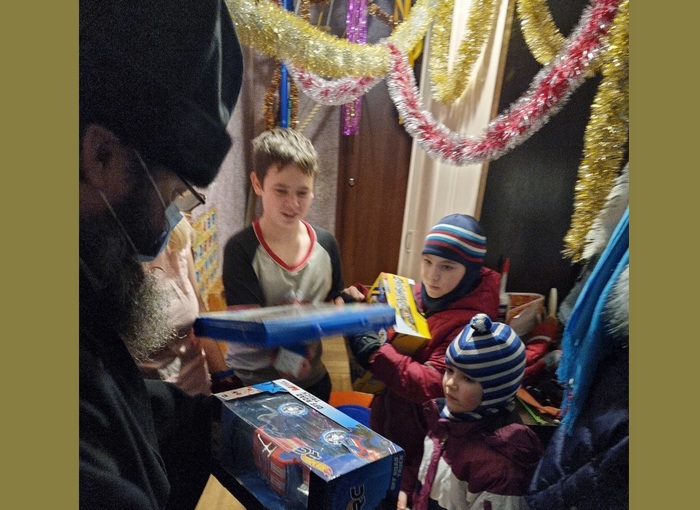 Митрополит Исидор в канун Рождества навестил многодетные семьи города Смоленска