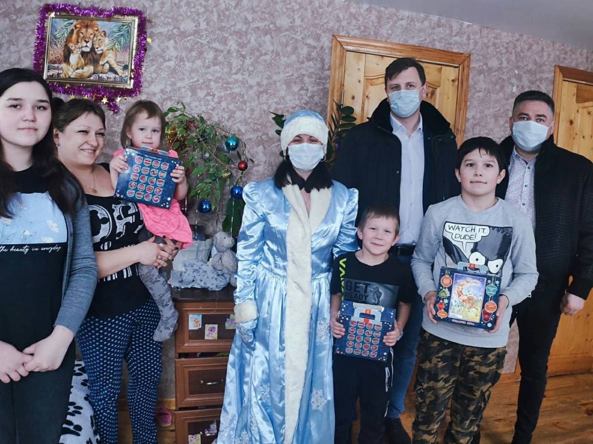 Дети из районов Смоленщины получили праздничные подарки от «Единой России»
