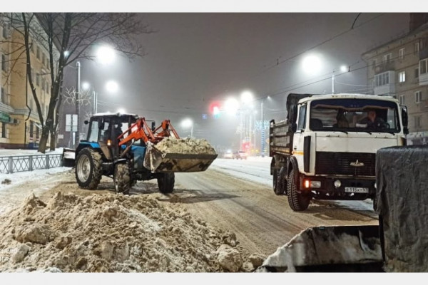 В Смоленске ведётся круглосуточная уборка снега