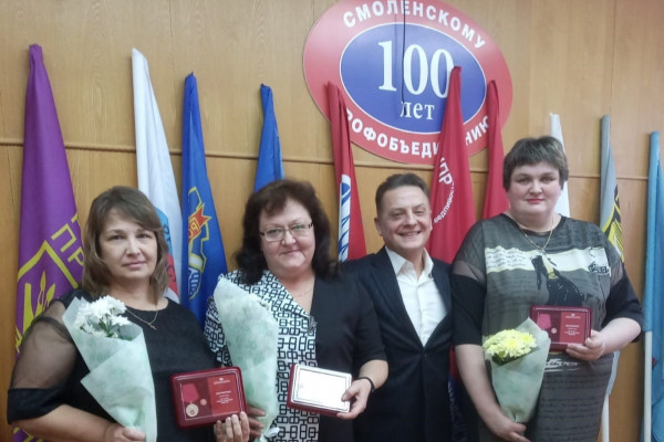Сотрудники Рославльской ЦРБ получили медали «За заслуги в борьбе с пандемией COVID–19»