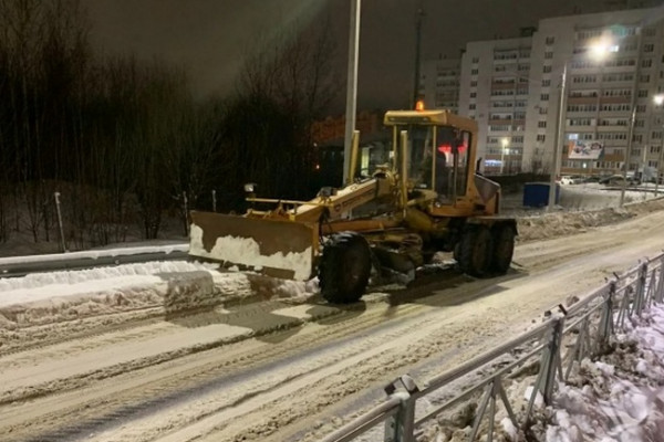За сутки с магистральных дорог города Смоленска убрали более 353 кубометров снега