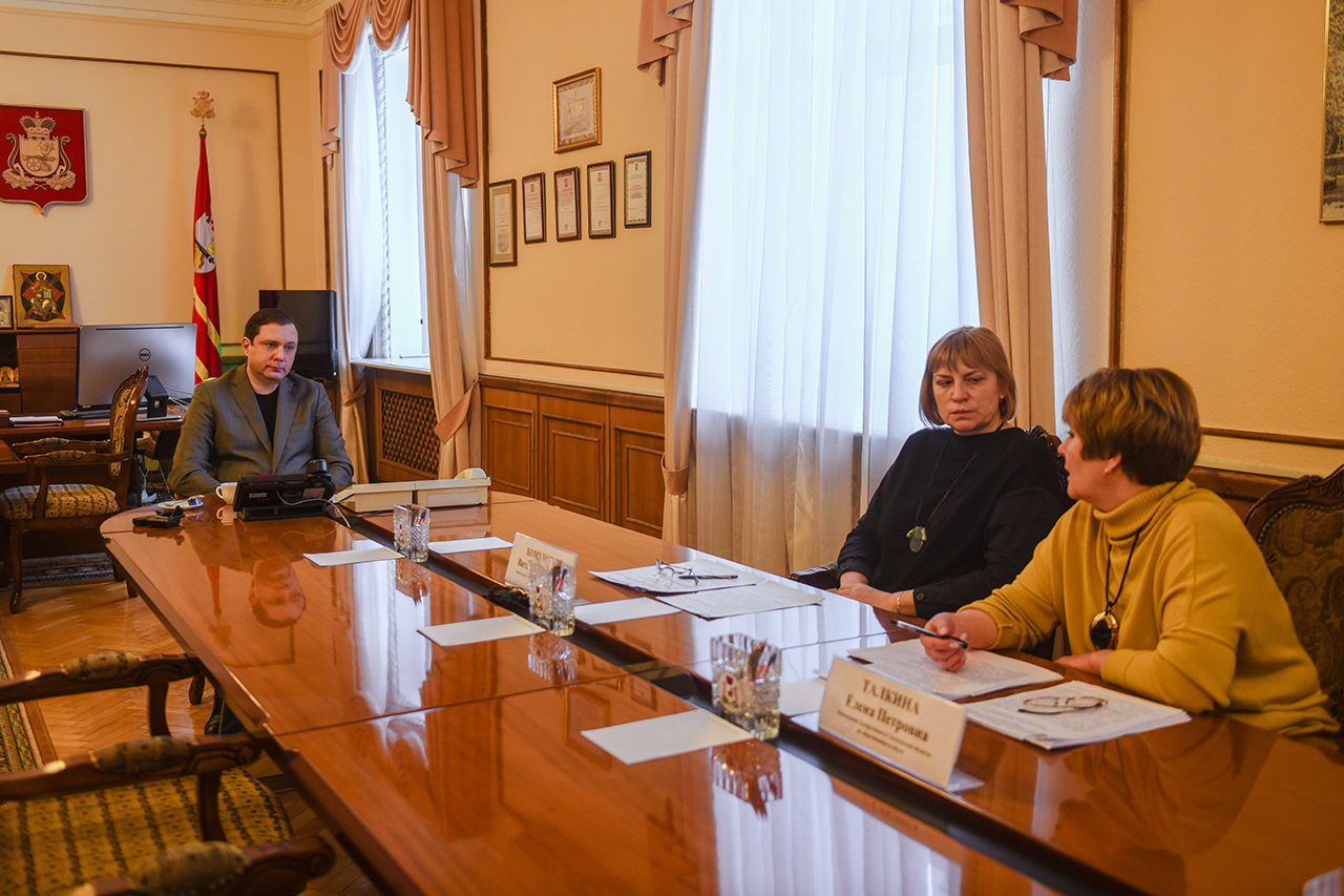 Алексей Островский провел совещание по вопросам работы системы образования в Смоленской области