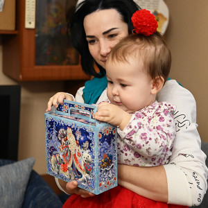 Зампред областной Думы Николай Мартынов привез подарки подопечным Смоленского дома для мамы 