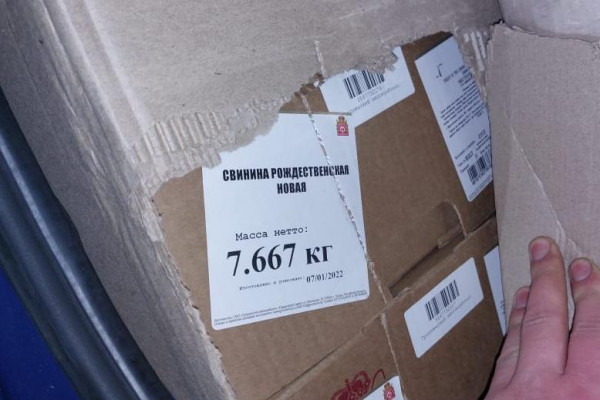 Смоленские таможенники задержали тонну колбасы в камуфляже и одеялах