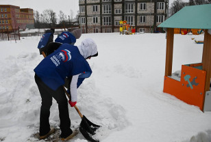 Единороссы расчистили от снега территории в Промышленном районе Смоленска