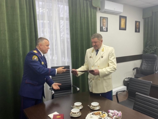 Руководитель смоленского следкома встретился с ветераном органов следствия и вручил ему ценный подарок