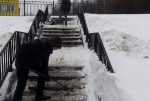 Работники районных администраций Смоленска вышли на уборку снега