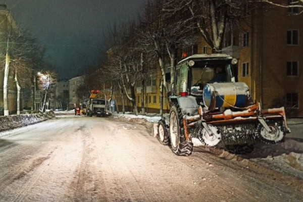 За сутки с дорог в Смоленске убрали 355 кубометров снега