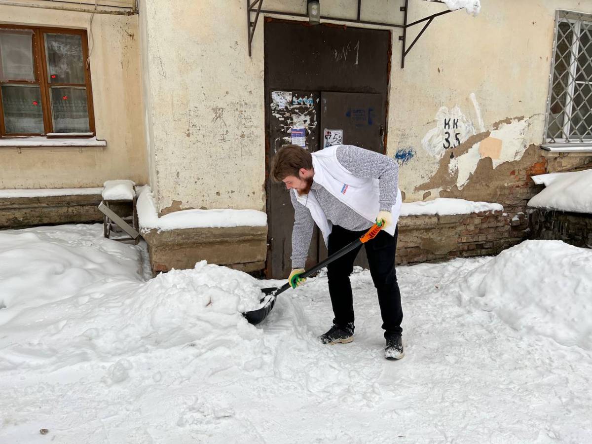 В Смоленске молодогвардейцы убрали снег у домов ветеранов