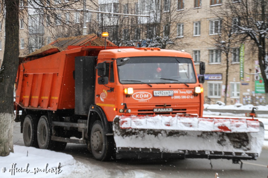 В Смоленске автовладельцев попросили не мешать работе снегоуборочной техники