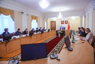 В администрации Смоленской области обсудили работу Клубов золотого возраста