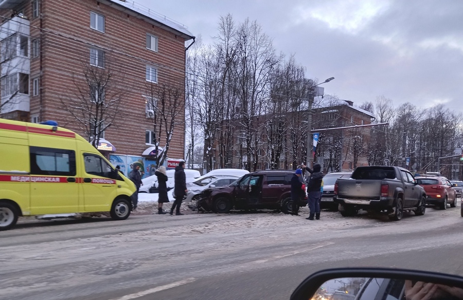 В Смоленске на улице Кирова произошла массовая авария
