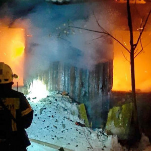 В Смоленске на проспекте Строителей загорелся нежилой дом