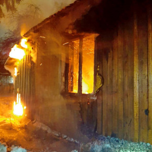 В Смоленске на проспекте Строителей загорелся нежилой дом