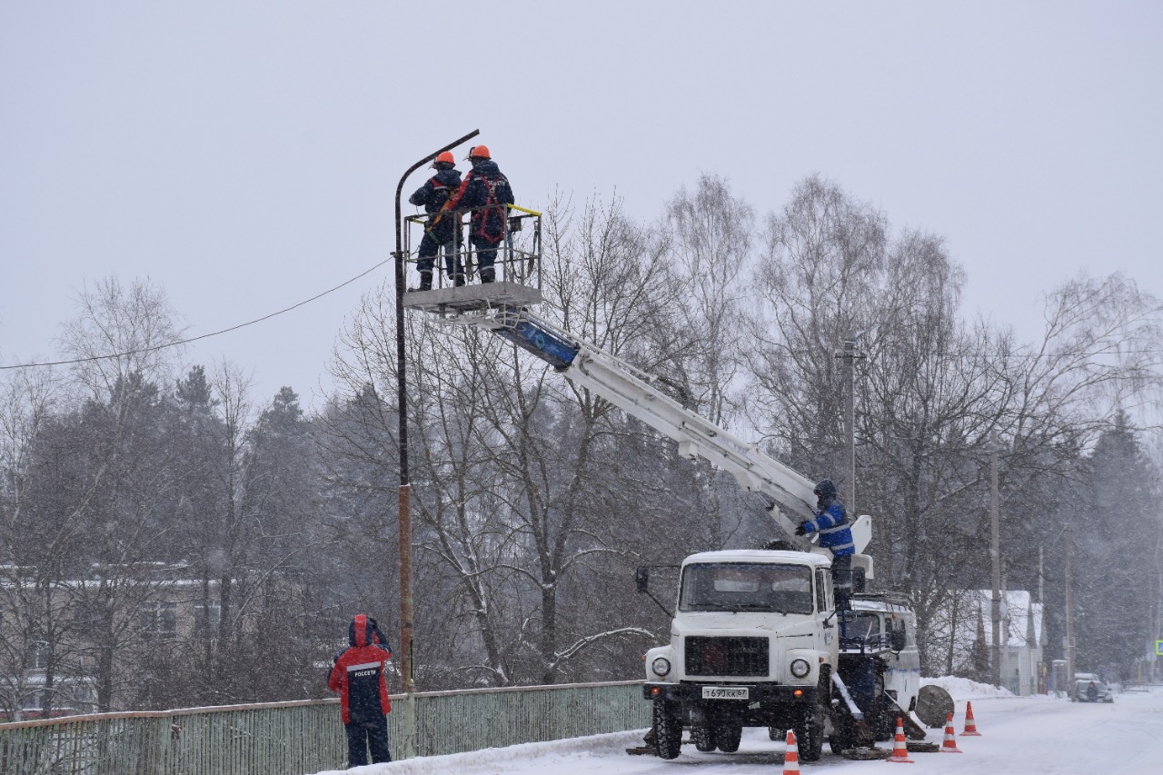Специалисты Смоленскэнерго выполнили монтаж и ремонт светильников на мосту в городе Демидове
