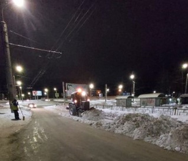 В Смоленске за последние сутки убрали около тысячи кубометров снега