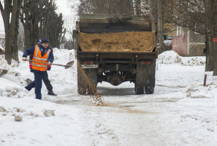 Улицы Смоленска обрабатываются противогололедными материалами в постоянном режиме