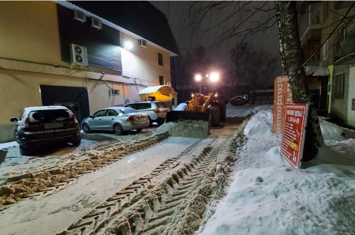 В Смоленске за сутки с главных улиц города вывезли около 1500 кубометров снега