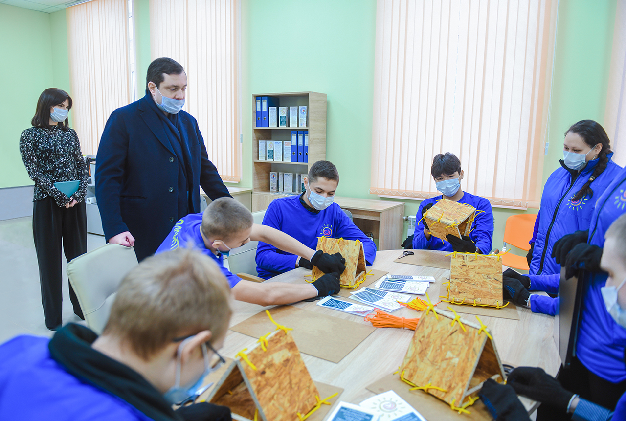 Губернатор посетил центр по поддержке добровольчества в Вязьме