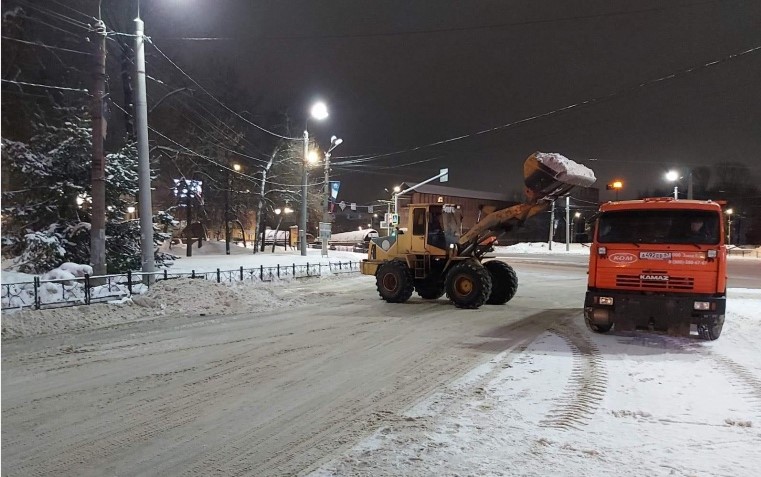 В Смоленске за последние сутки убрали 329 кубометров снега