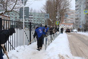 В Смоленске активисты очистили от снега детский сад «Одуванчик»