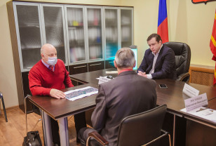 Губернатор Алексей Островский на личном приеме помогал смолянам решать вопросы благоустройства и ЖКХ