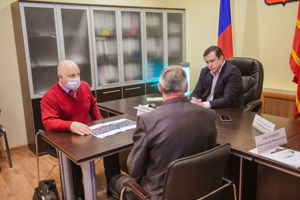Губернатор Алексей Островский на личном приеме помогал смолянам решать вопросы благоустройства и ЖКХ