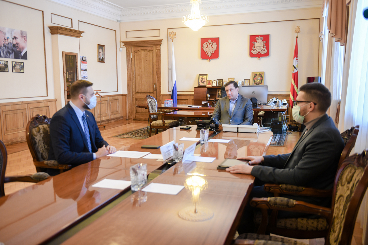 Губернатор Алексей Островский провел рабочую встречу с депутатом Госдумы Артемом Туровым