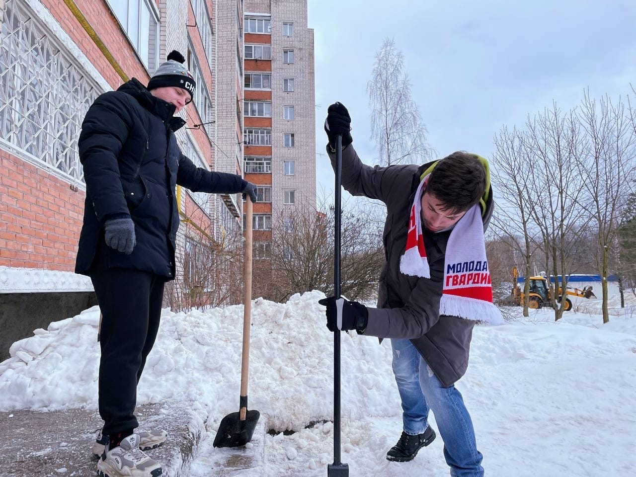 В Смоленске депутат горсовета и молодогвардейцы помогли очистить двор от снега