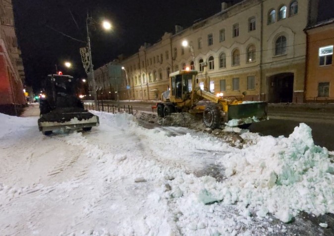 За прошедшую ночь с улиц Смоленска вывезли 462 кубометра снега