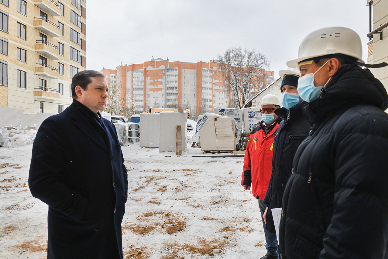 Алексей Островский посетил проблемный объект капстроительства на улице Дохтурова в Смоленске