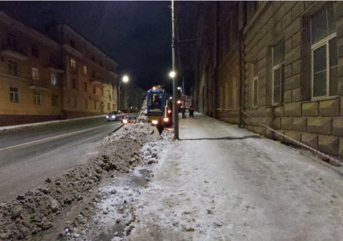 Рекордное с начала недели количество снега убрали с улиц Смоленска за сутки