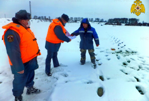 Смоленских рыбаков не останавливает риск провалиться под рыхлый лед