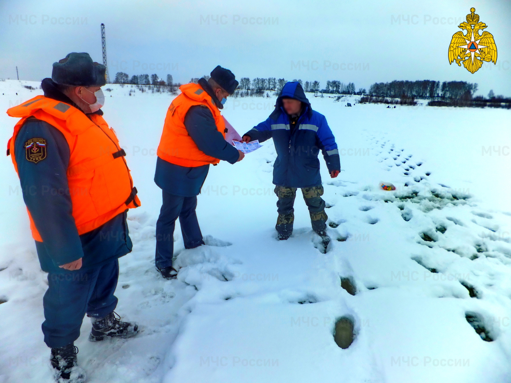 Смоленских рыбаков не останавливает риск провалиться под рыхлый лед
