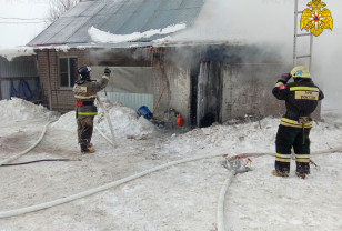 В Гагаринском районе пожарные спасли от огня жилой дом