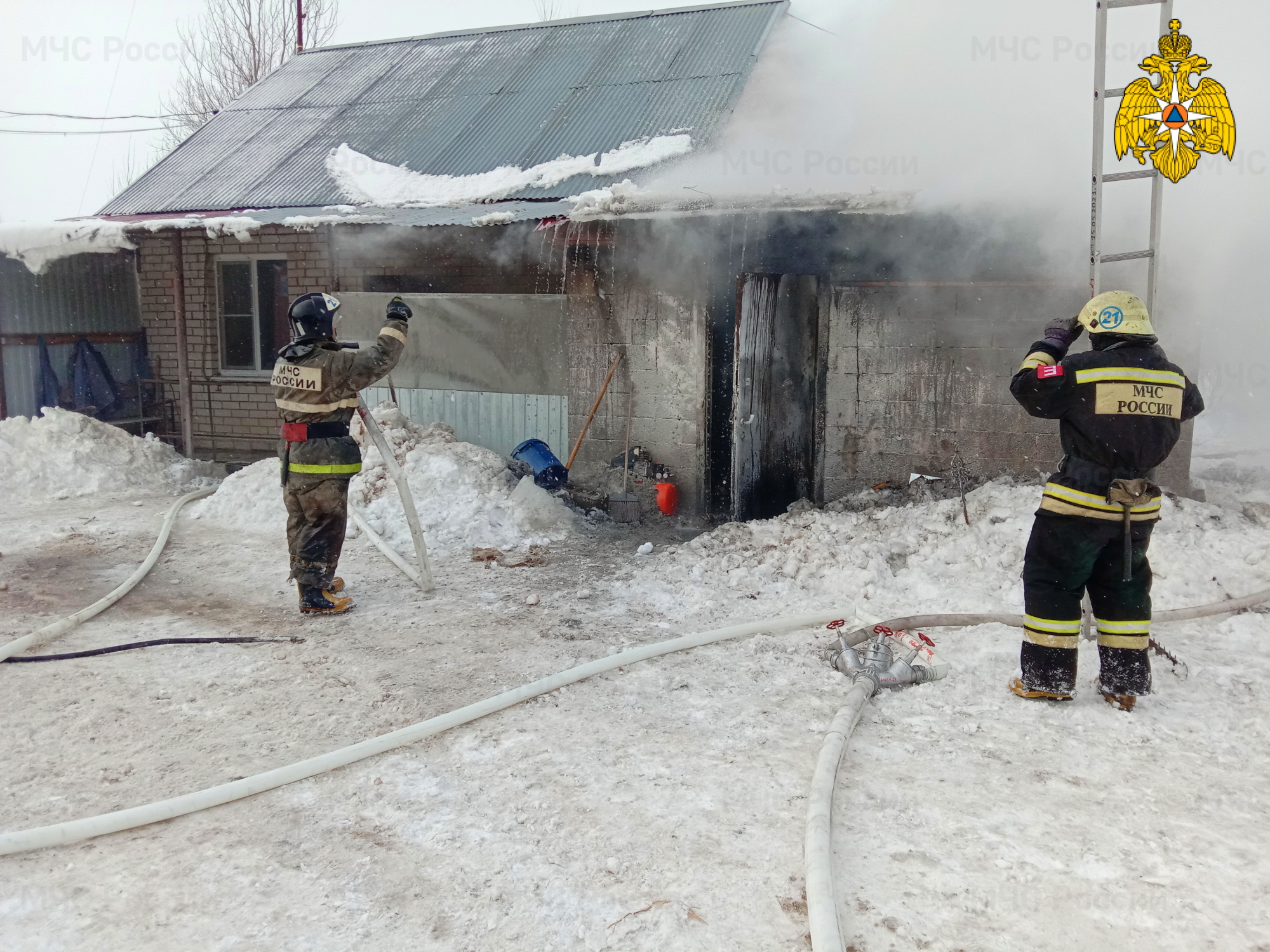 В Гагаринском районе пожарные спасли от огня жилой дом