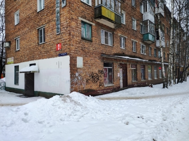 В Смоленске во время очистки крыши от снега на женщину упала глыба льда 