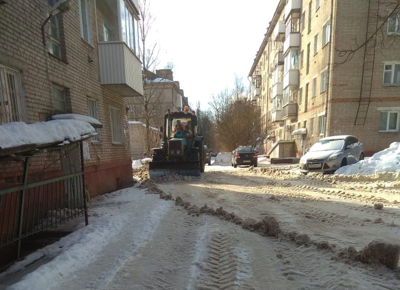 В Смоленске продолжается уборка города от снега с участием привлеченной техники