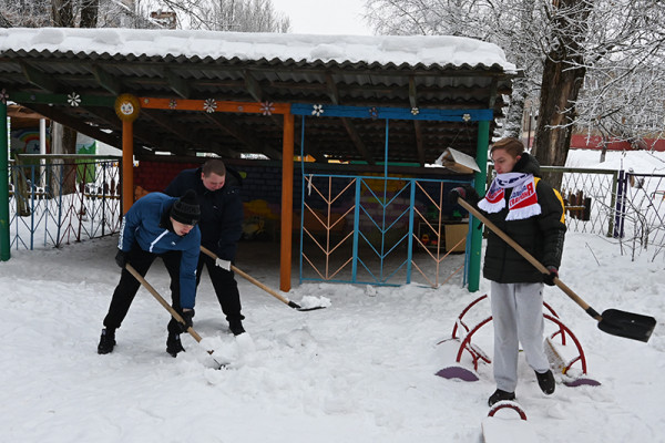 Смоленские волонтеры очистили от снега детские сады