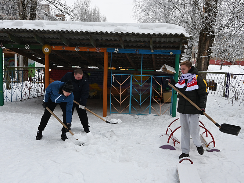 Смоленские волонтеры очистили от снега детские сады