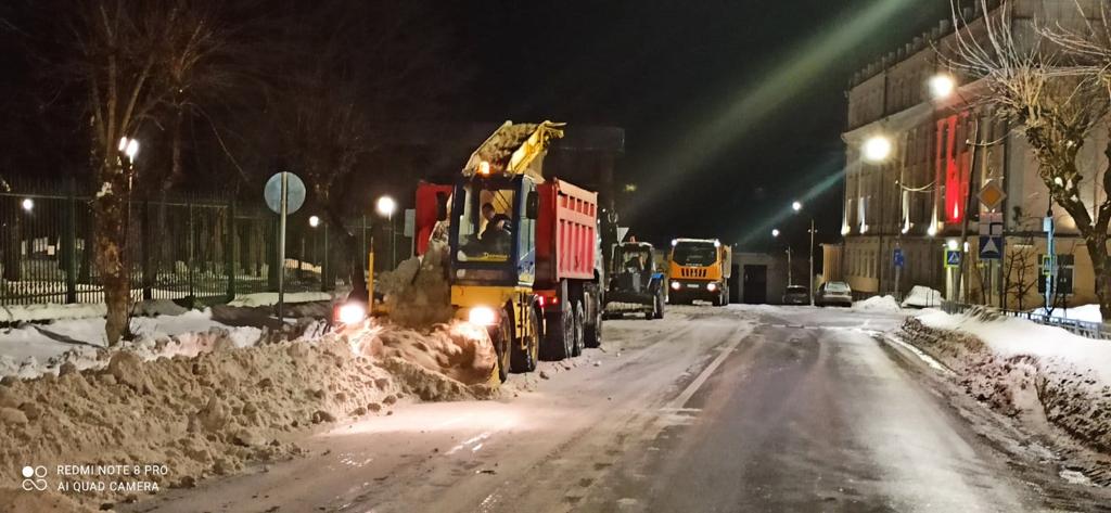 В Смоленске идёт активная уборка города от снега с участием привлечённой техники