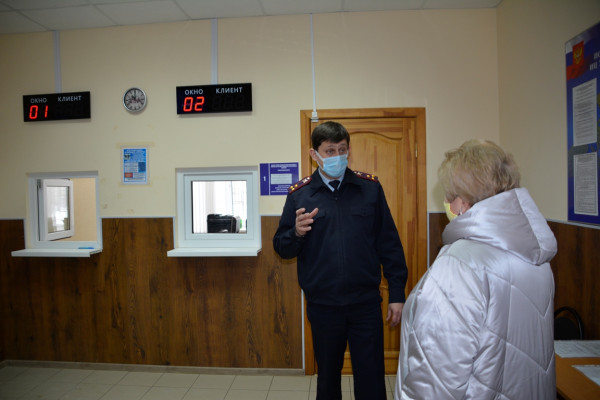В Смоленске председатель Общественного совета оценила работу информационного центра УМВД