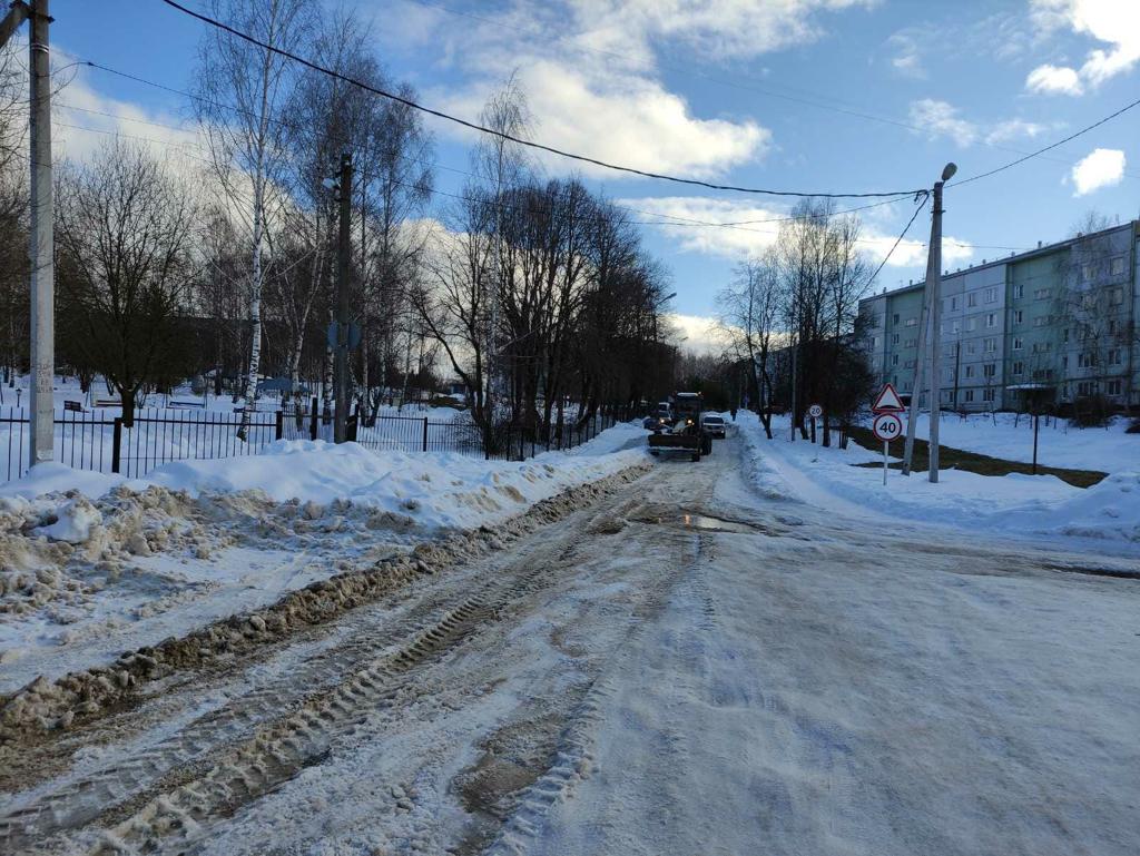 В Смоленске продолжается масштабная уборка снега с участием привлеченной техники
