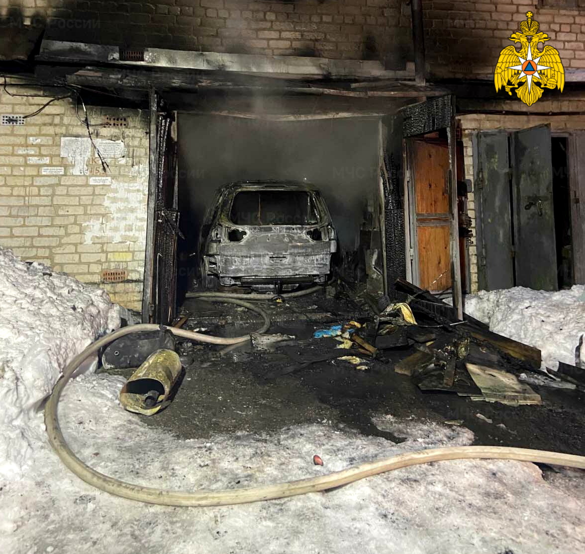 В Смоленске при пожаре в гараже сгорел автомобиль