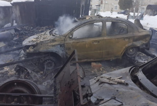 В Сычёвке сгорели три автомобиля и два деревянных гаража