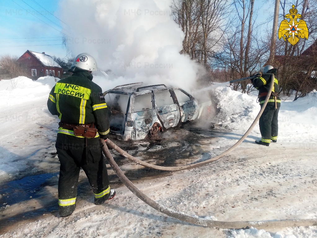 В Руднянском районе автомашина ВАЗ 2111 полностью сгорела после столкновения с сугробом